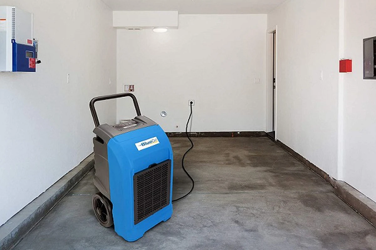 Vlhkost v garáži? Suseda som videl, ako ju porazil jednoduchým trikom s keramzitom - image 1