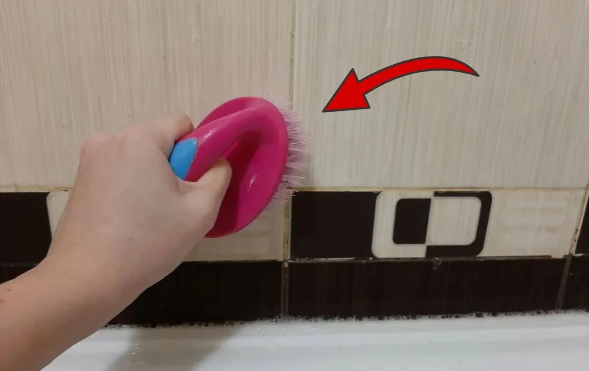 Jeden kuchyňský trik pro obklady v koupelně: Tajemství, proč profesionálové používají tento prášek