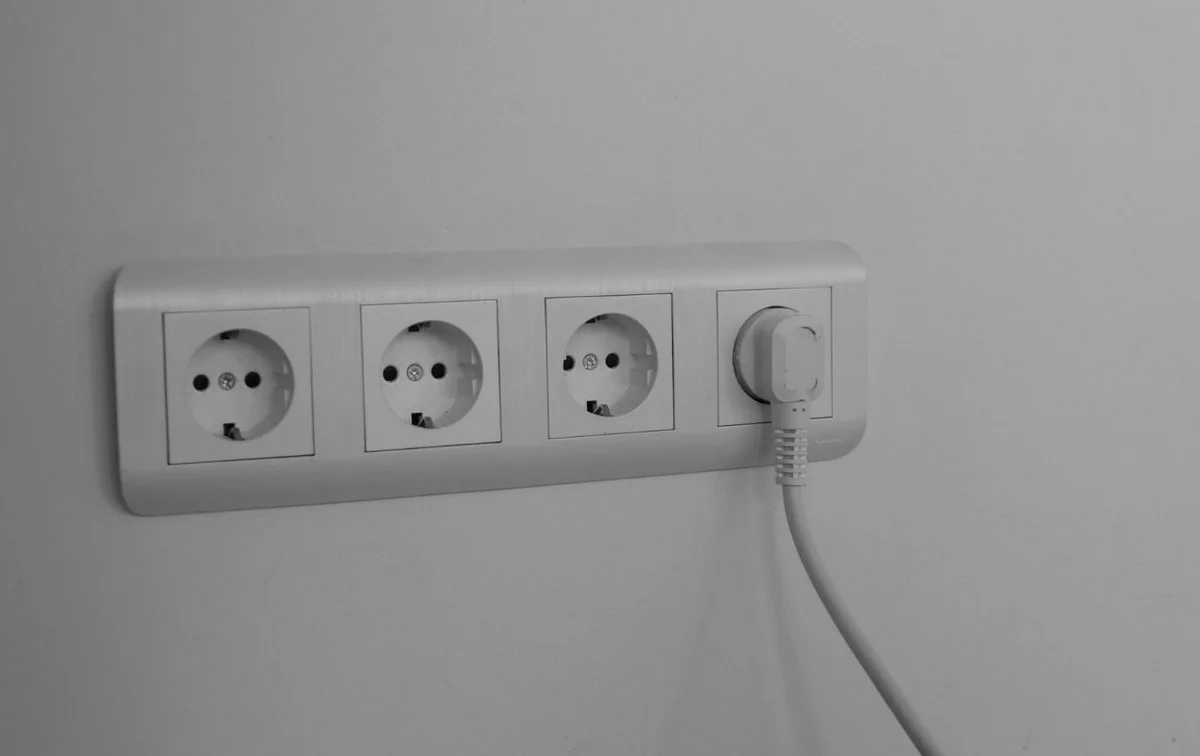 Po zapnutí světla zapínejte spotřebiče v tomto pořadí: ochrana před přepětím