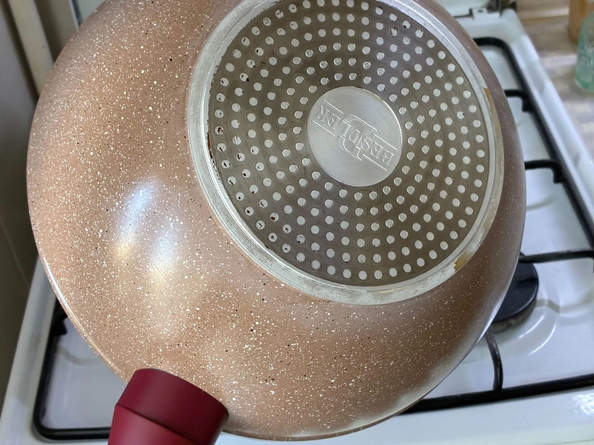 Jedlá soda a ocet: Tajná zbraň pro dokonale čistou pánev