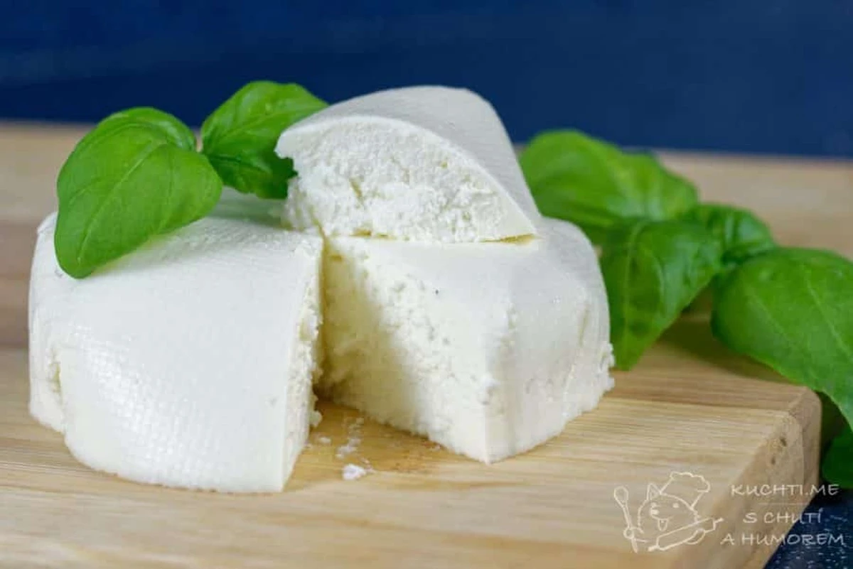 Proč dát jablko k sýru: Moje babička mi prozradila trik pro čerstvý sýr - image 2