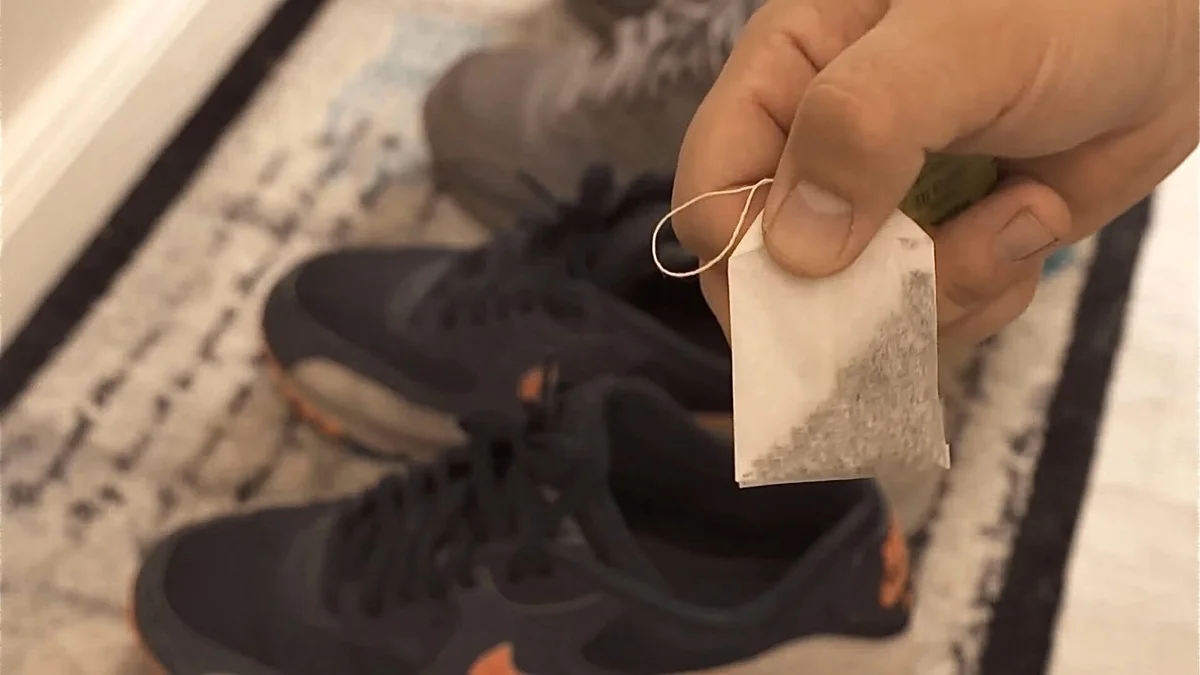 Proč zkušení Češi dávají na noc použité čajové sáčky do bot. Vlhkost a zápach zmizí přes noc.