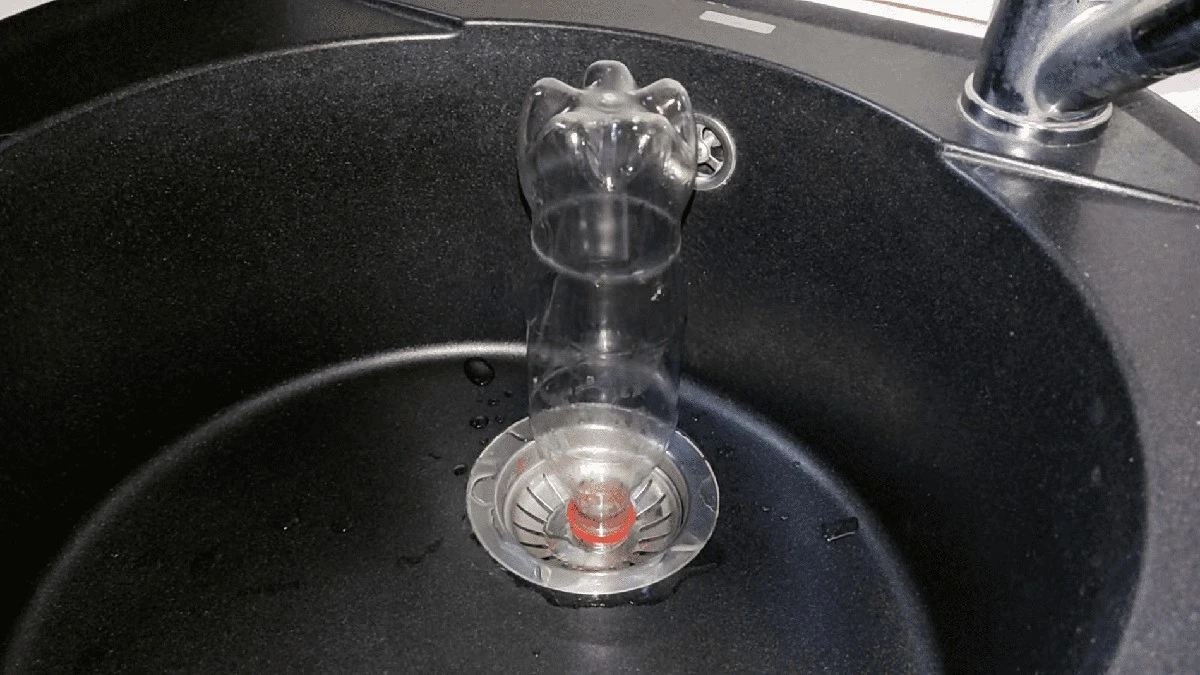 Domácí trik: Jak plastová láhev zachrání vaši kanalizaci a ušetří 800 Kč