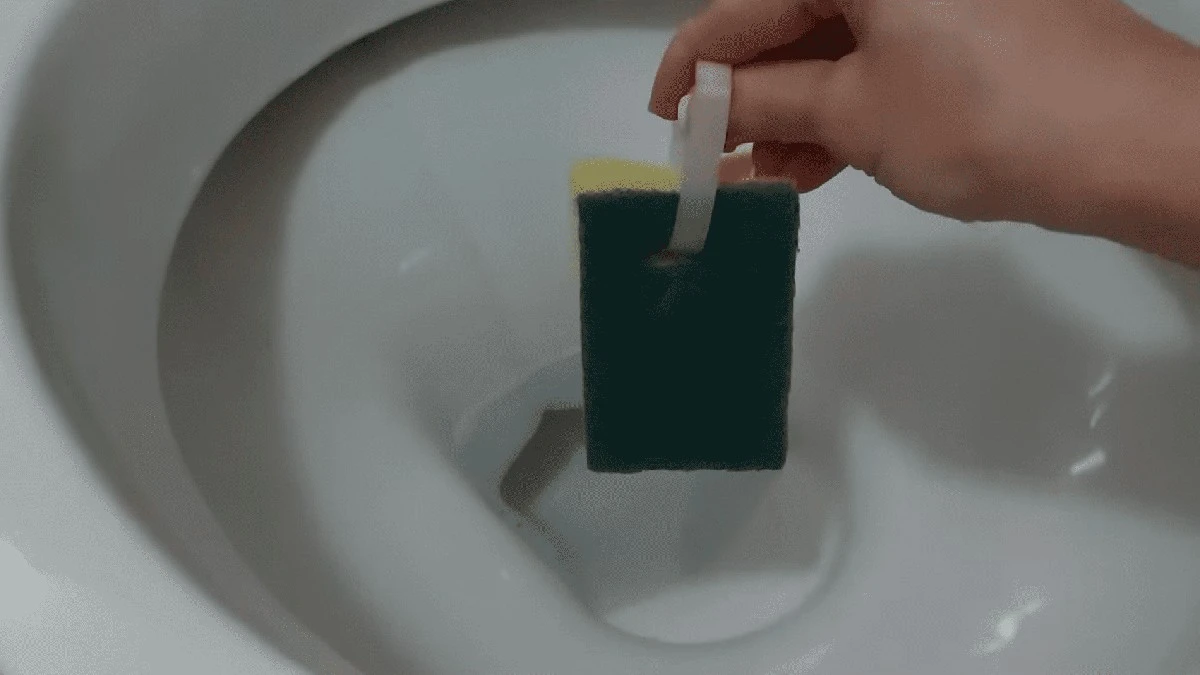 Jednoduchý trik s mýdlem promění váš toaletní kartáč. Záchod bude zářit bez námahy.