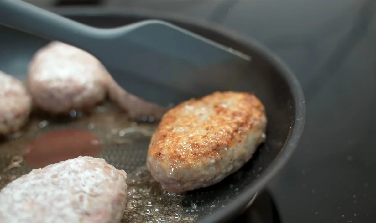 Špetka soli na dně pánve zastaví stříkající olej: Kuchyně zůstane čistá