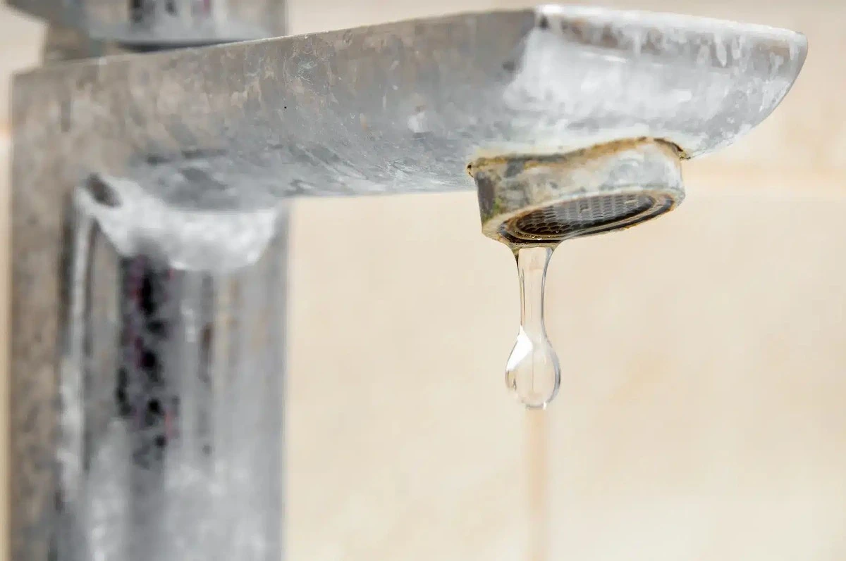 Jak vyčistit sprchovou hlavici od vodního kamene za 15 minut – potřebujete jen ocet a hygienickou vložku - image 2