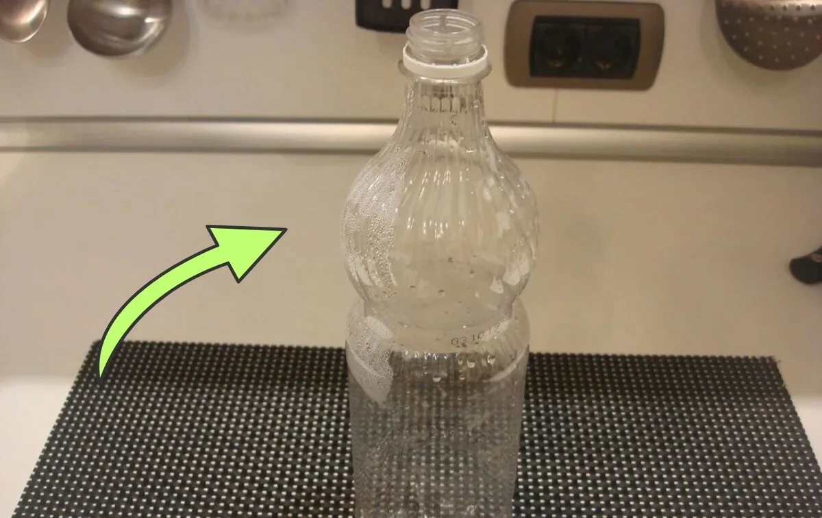 Prázdná dvoulitrová láhev jako tajná zbraň pro pořádek na stole: Záchrana pro všechny rodiče