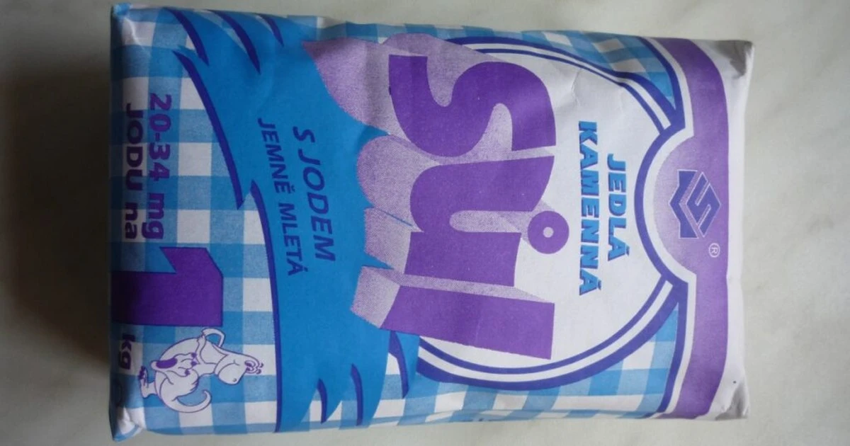 Proč domácnosti přidávají do vody na mytí podlahy hrst soli: úklid vydrží déle - image 1