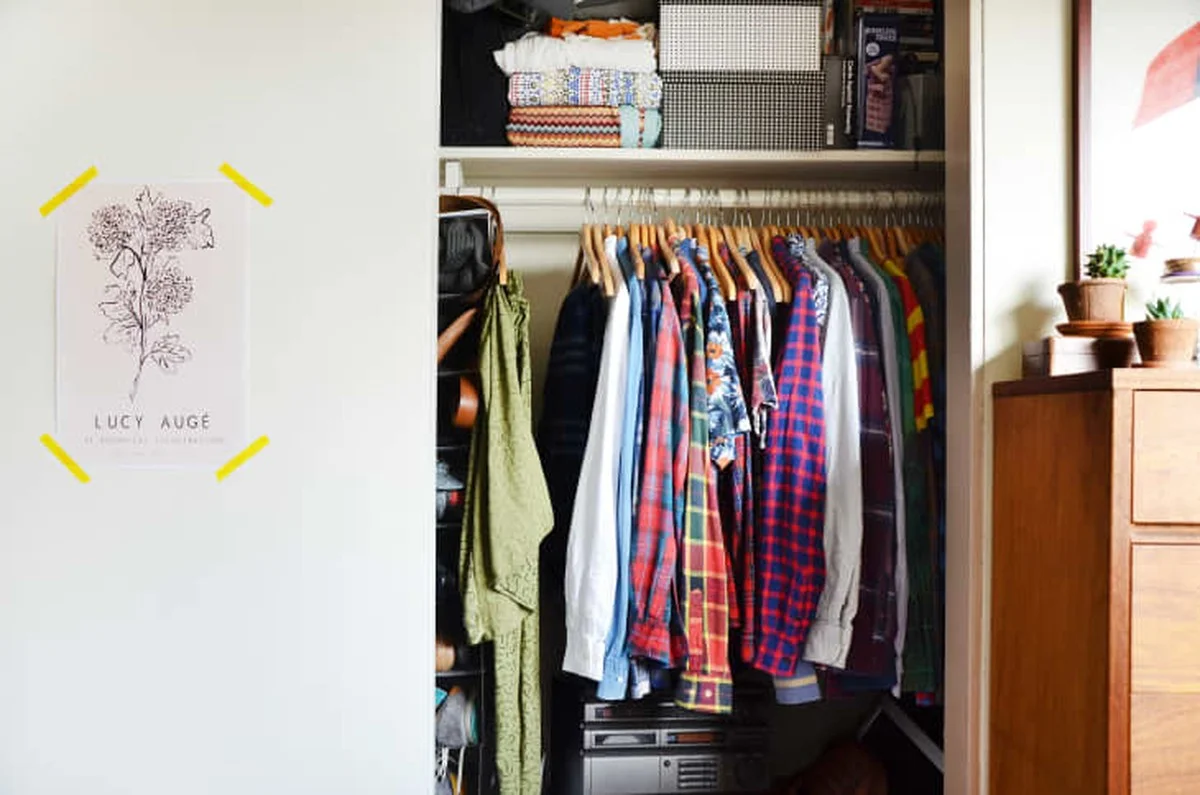 Proč váš šatník vypadá jako skladiště: 4 věci, které mi profesionální organizátorka změnila život v Česku - image 2