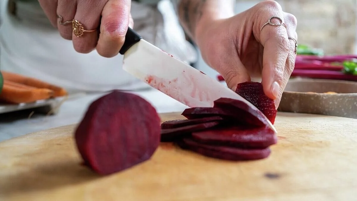 Proč zkušení kuchaři brousí nože na keramické dlaždici: Ostré jsou za 5 minut i bez kamene
