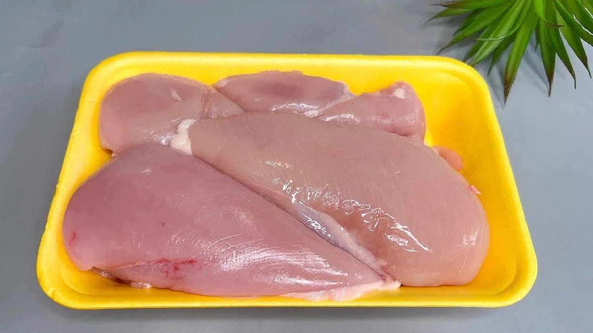 Jak ve 3 sekundách poznáte čerstvé kuřecí z pultu, radí řezník