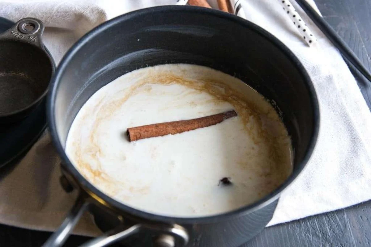 Proč zkušení majitelé domů dávají lžíci zvlhlé kávy se skořicí na horkou pánev - image 1