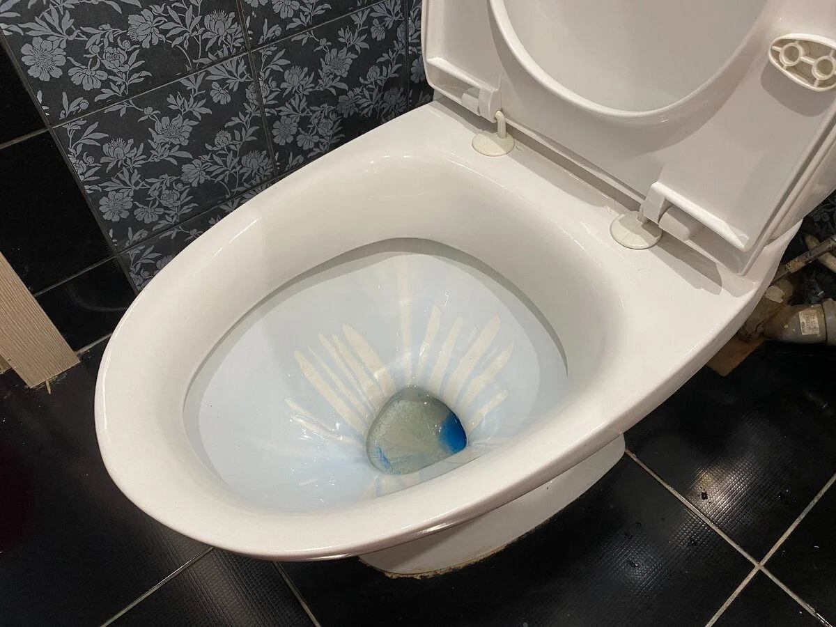 Vědci konečně potvrdili, proč stačí lžíce soli k tomu, aby byla vaše toaleta jako nová za 10 minut