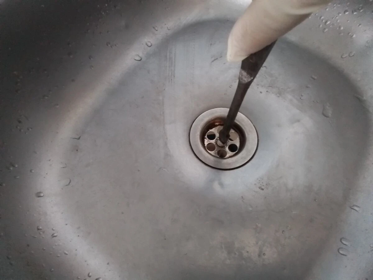 Jedlá soda a ocet na ucpaný odpad? Trik, který selhává v 9 z 10 případů