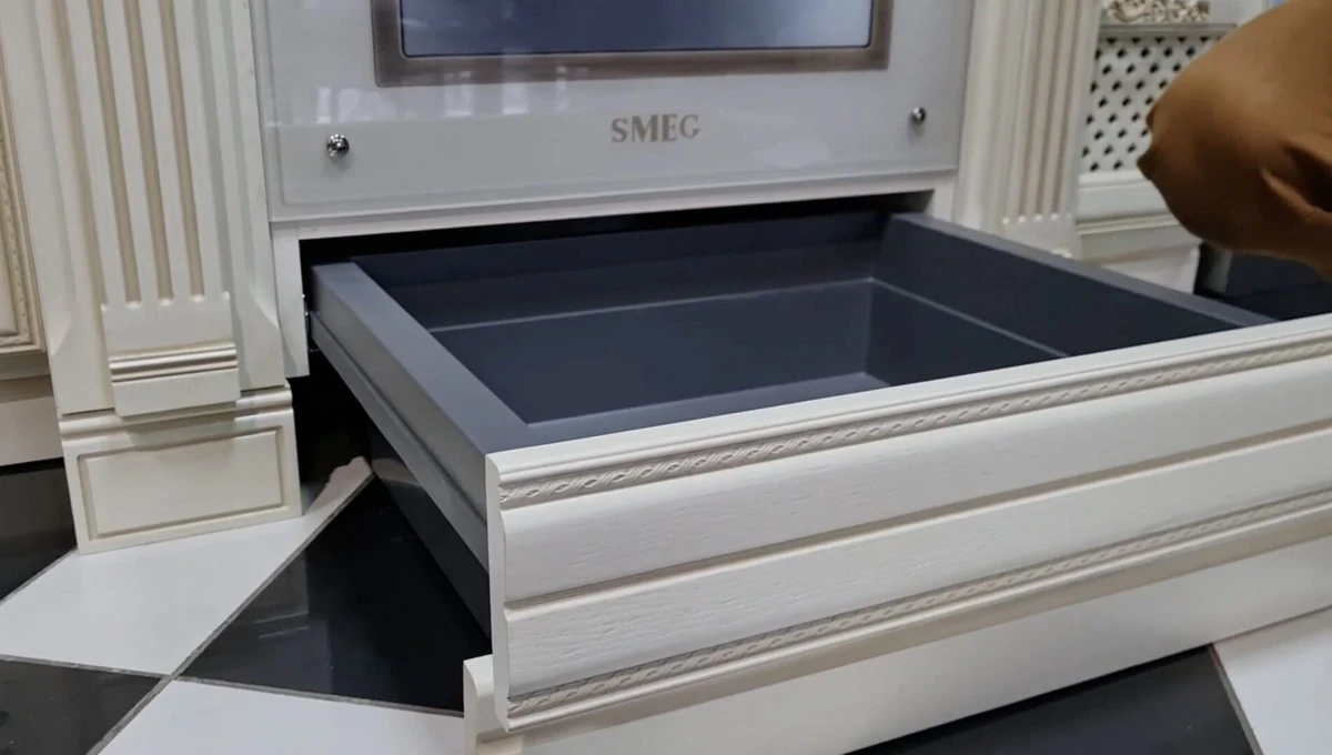 Tajemná zásuvka pod troubou: Není na kuchařky, ale na udržení jídla teplého