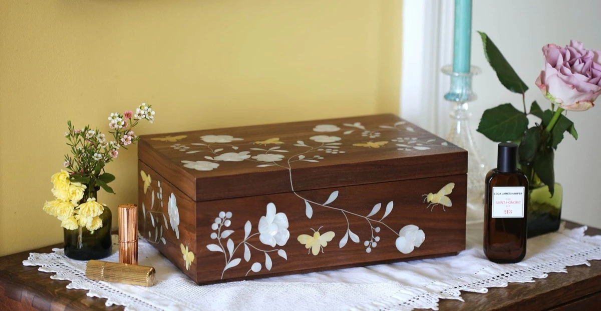 Dvě víčka od vlhčených ubrousků proměníte v miniaturní organizér na šperky - image 1