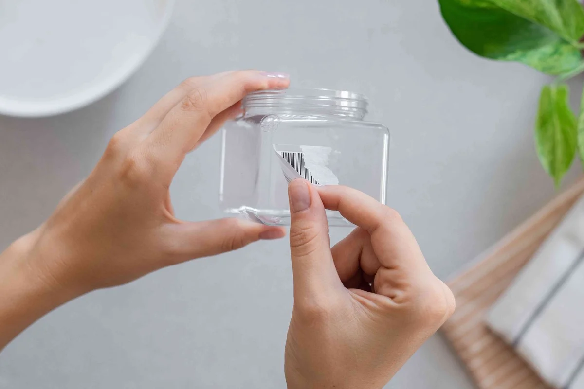 Pryč s nálepkami: 5 geniálních triků, jak odstranit lepivé zbytky ze skla jen s tím, co máte doma