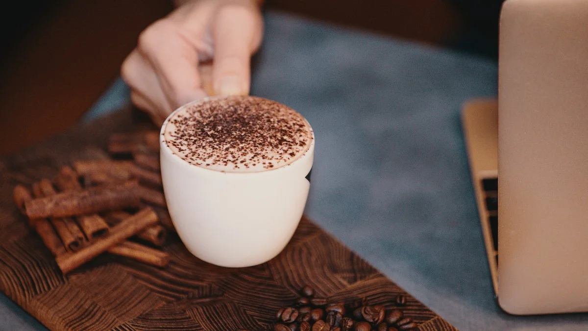 Proč zkušení kávoví mistři sypou špetku skořice do ranního šálku - image 1