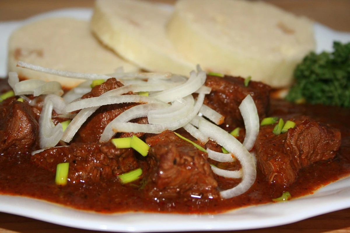 Proč šéfkuchaři přidávají do luxusního guláše jednu běžnou zeleninu: výsledek vás překvapí - image 2