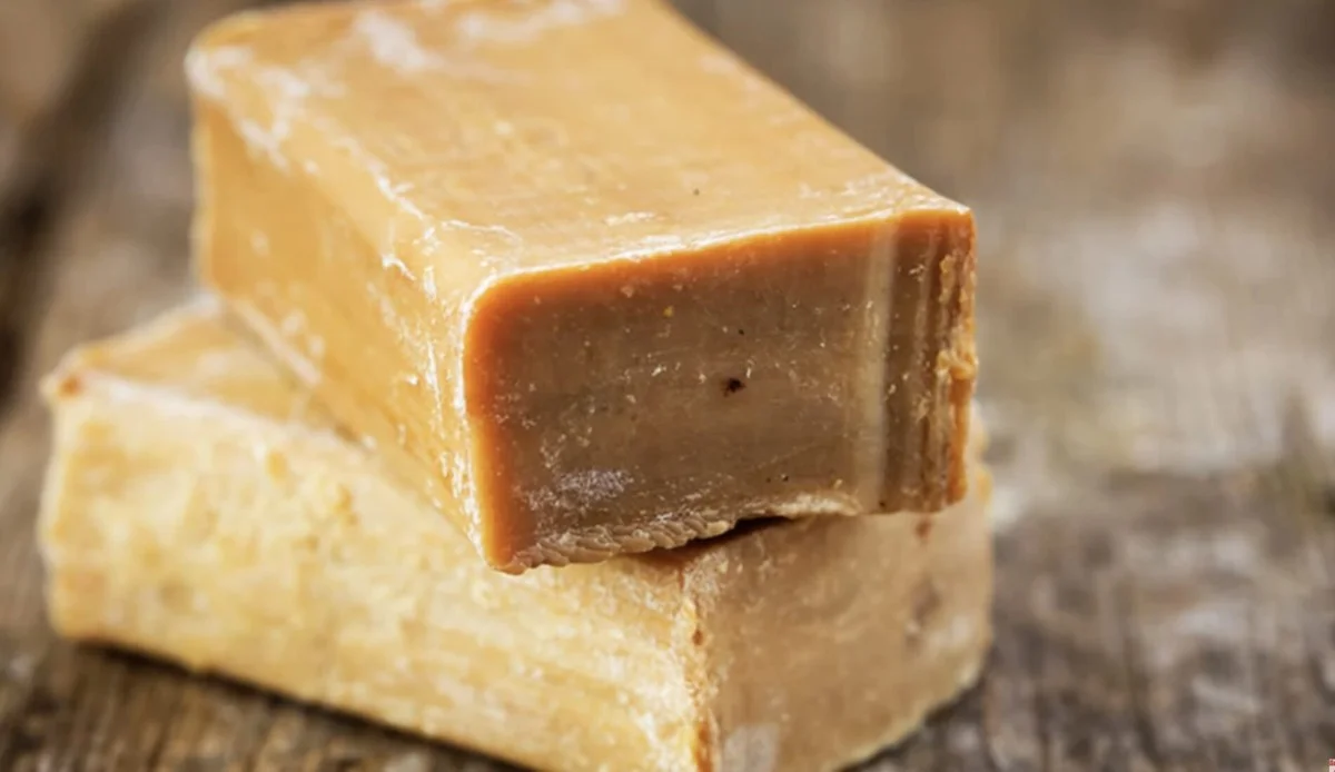 Prečo skúsené gazdinky vždy sypú soľ do strúhaného mydla: Konec chémie v domácnosti