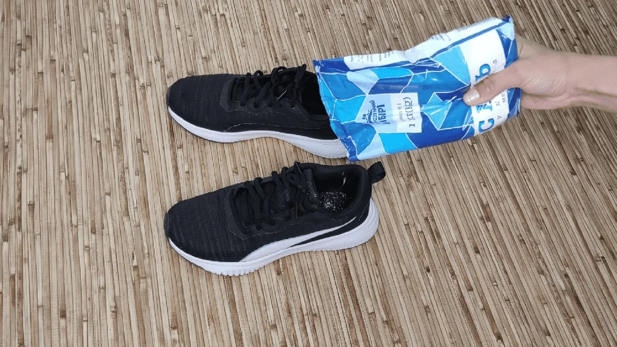 Tento trik so soľou používajú v Tatrách: Ako cez noc vysušiť a zbaviť topánky zápachu, kým spíte