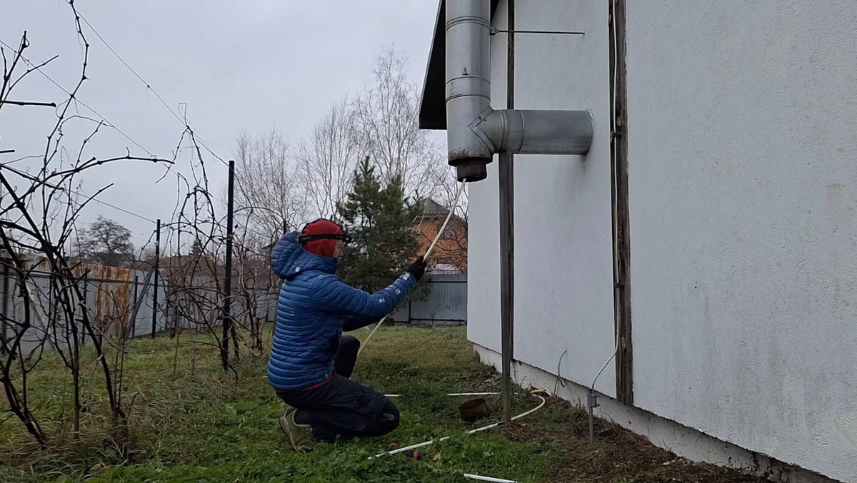 Jak profesionálové čistí komín od sazí: stará metoda s bramborovými slupkami