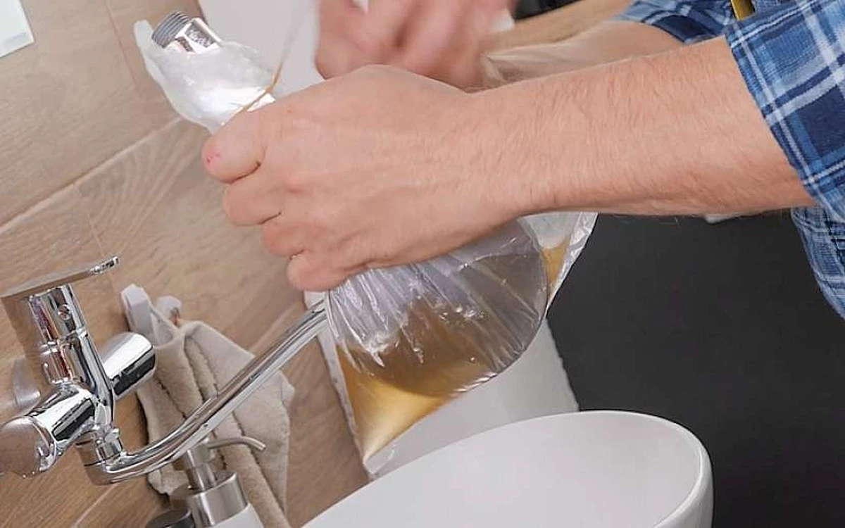 Jak vyčistit sprchovou hlavici od vodního kamene za 15 minut – potřebujete jen ocet a hygienickou vložku - image 1