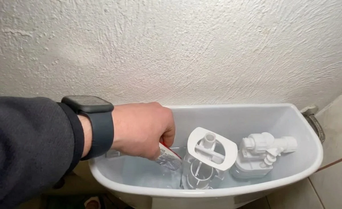 Konec špinavé mísy: Svokřina prázdná pasta na zuby má nečekané využití v toaletě