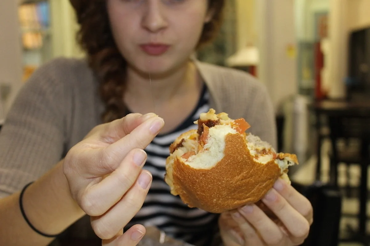 nezvyhoditejidl-extra-1.webp Než vyhodíte jídlo: Proč vám babička vždy říkala, že vlas v koláči je ve skutečnosti dobré znamení - image 1