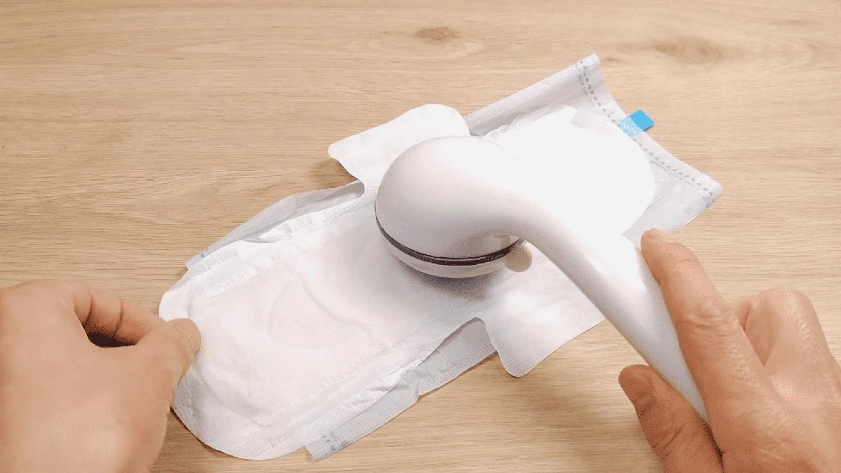 Jak vyčistit sprchovou hlavici od vodního kamene za 15 minut – potřebujete jen ocet a hygienickou vložku