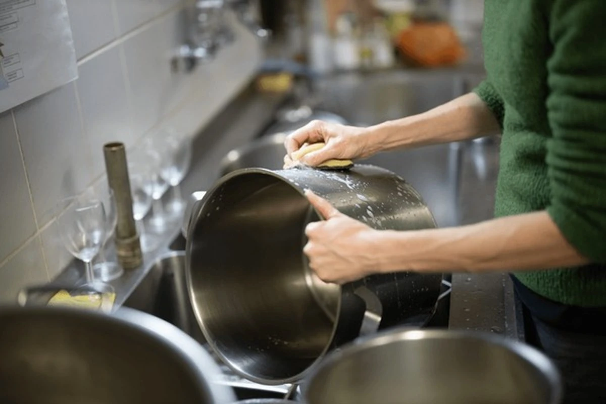 procvasestaraka-extra-1.webp Proč vaše stará kameninová pánev září jako nová: Lžíce věci, kterou má každý doma, odstranila připáleniny, zatímco vy jste si ráno dopřávali kávu. - image 1