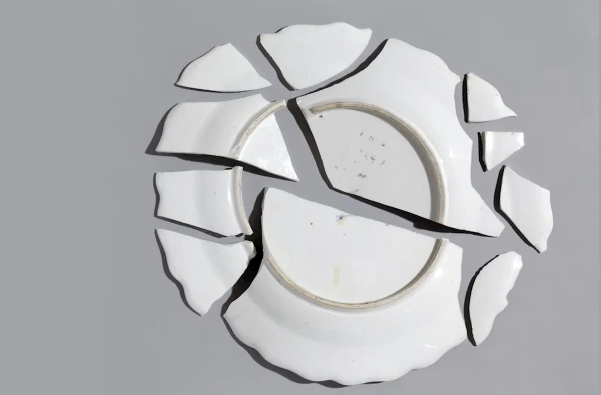 Proč rozbitý talíř přináší štěstí: Zapomenutá pověra našich babiček