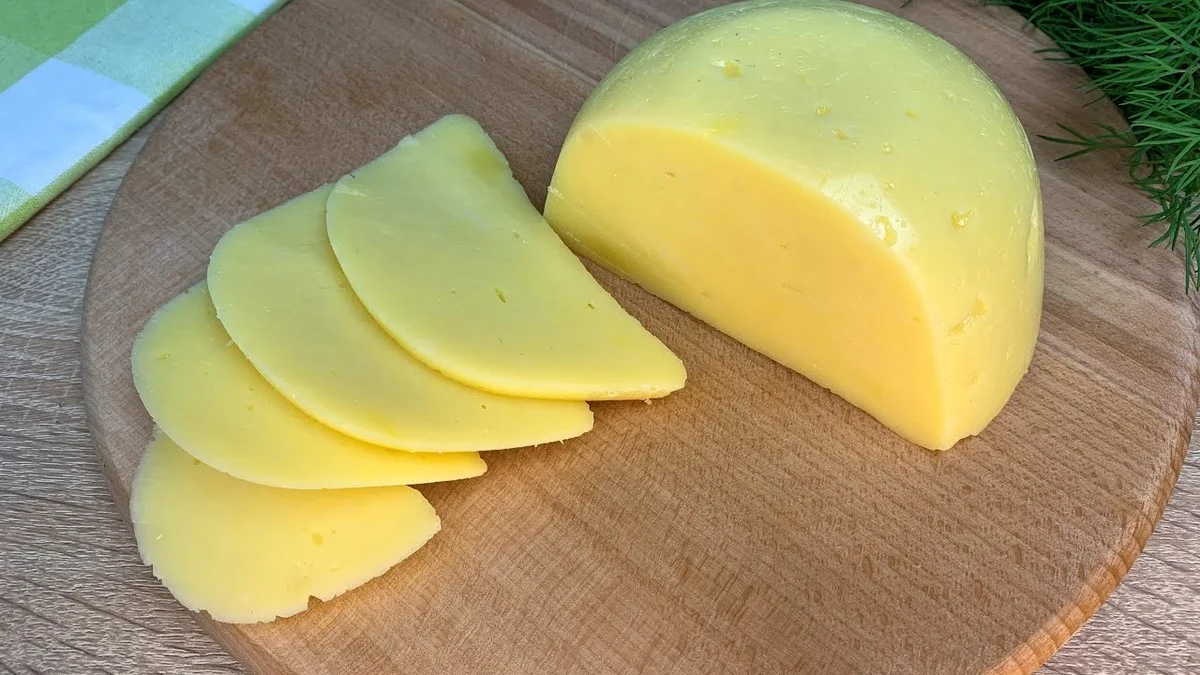 Proč se sýr nemá nechat v kupovaném obalu a kam ho v lednici správně uložit