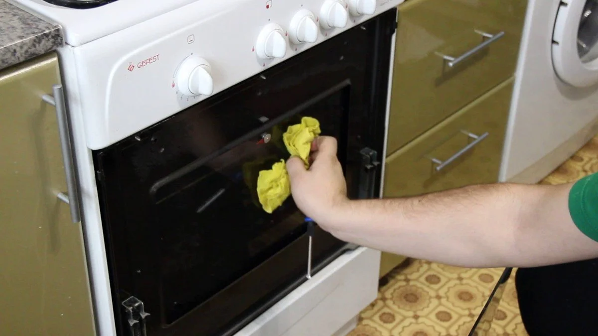 Proč stačí ocet a soda, abyste vyčistili sklo trouby za deset minut