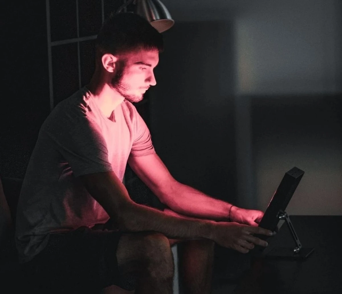 Pleť bez zbytečné chemie? Červené světlo je nový standard péče