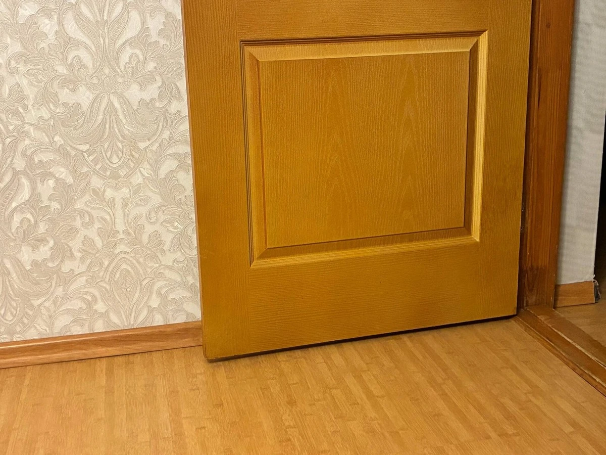 Proti mrazu a průvanu: 1 role papírových utěrek pod dveře vám ušetří balík za topení