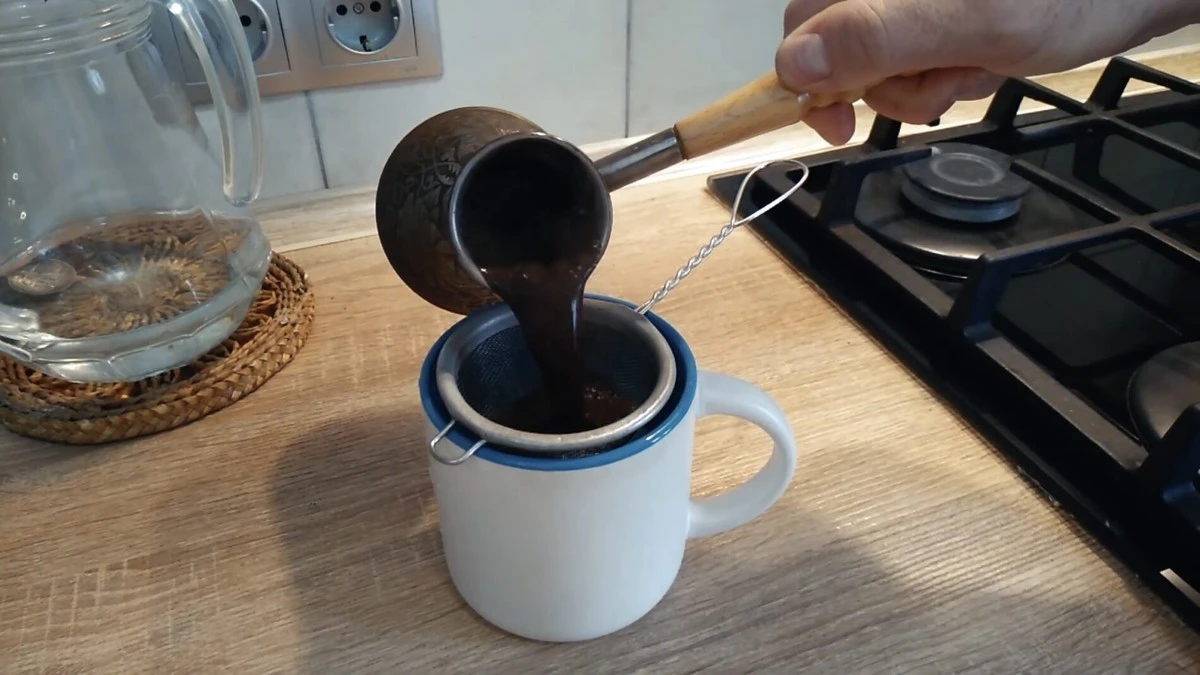 Jak správně vařit kávu v džezvě: keramická, měděná nebo hliníková – co ovlivní chuť.