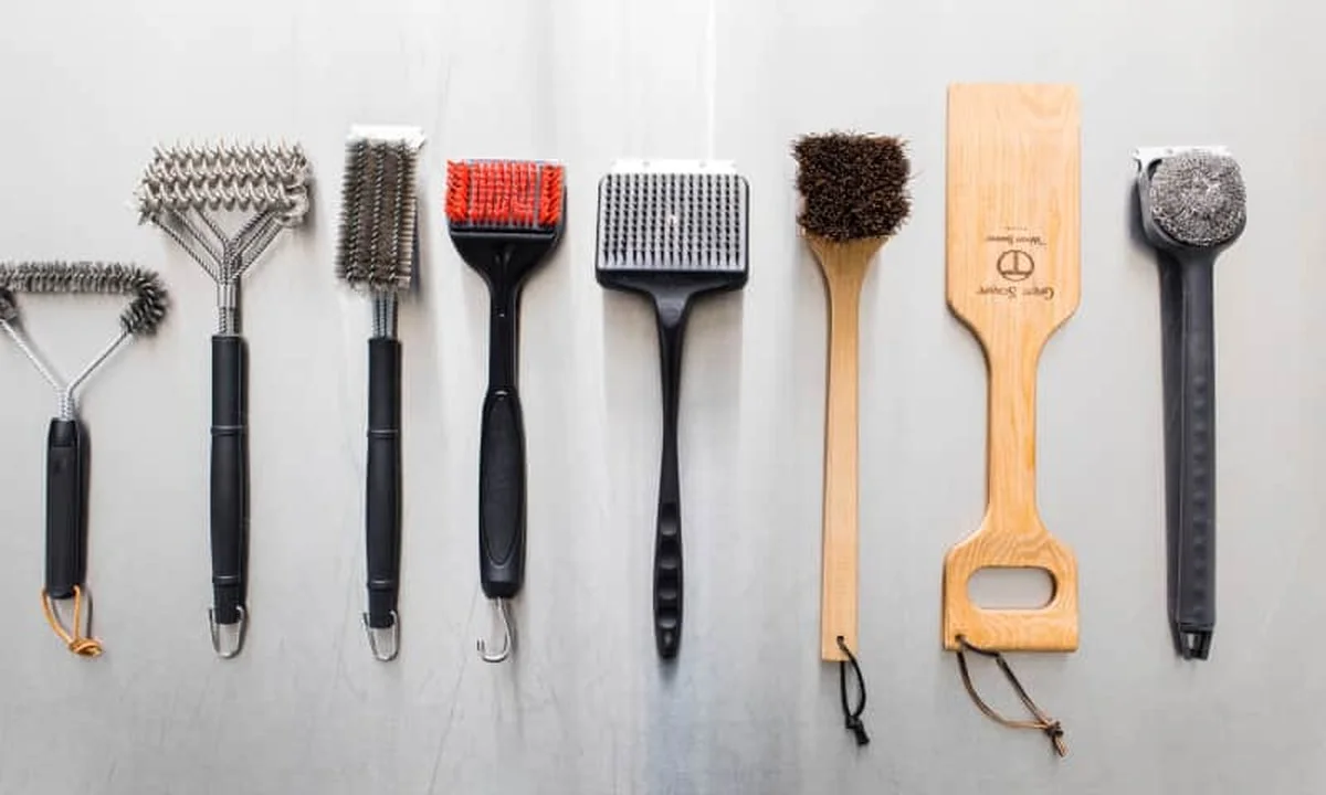 Proč zkušení kuchaři používají kartáč na gril k čištění starých pánví - image 2