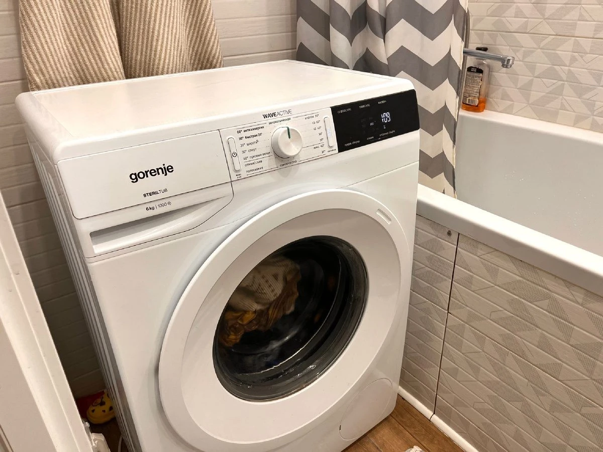 Proč pračka zapáchá bahnem i po pár letech: Skrytý problém, kde byste ho nečekali