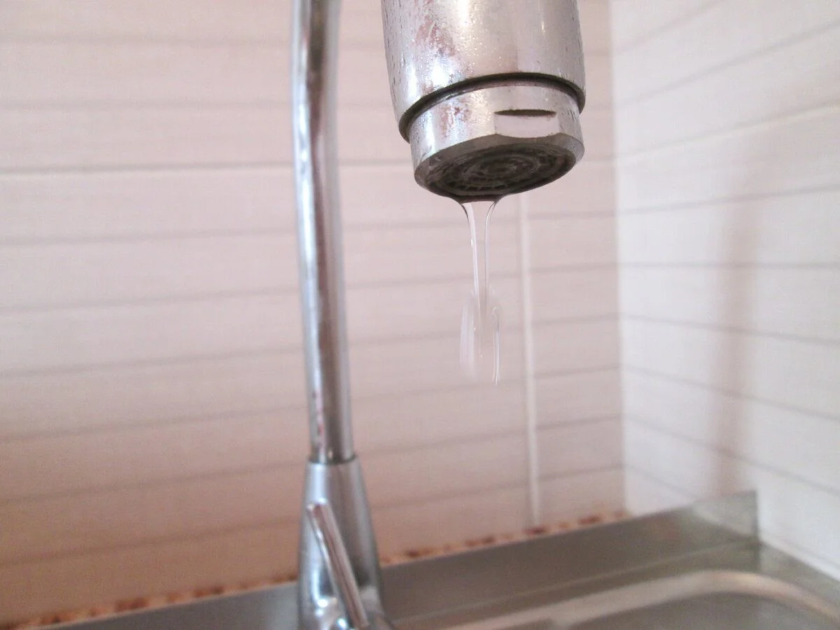 Jak umlčet pískající kohoutek za tři dny: Místo instalatéra stačilo utáhnout jednu věc