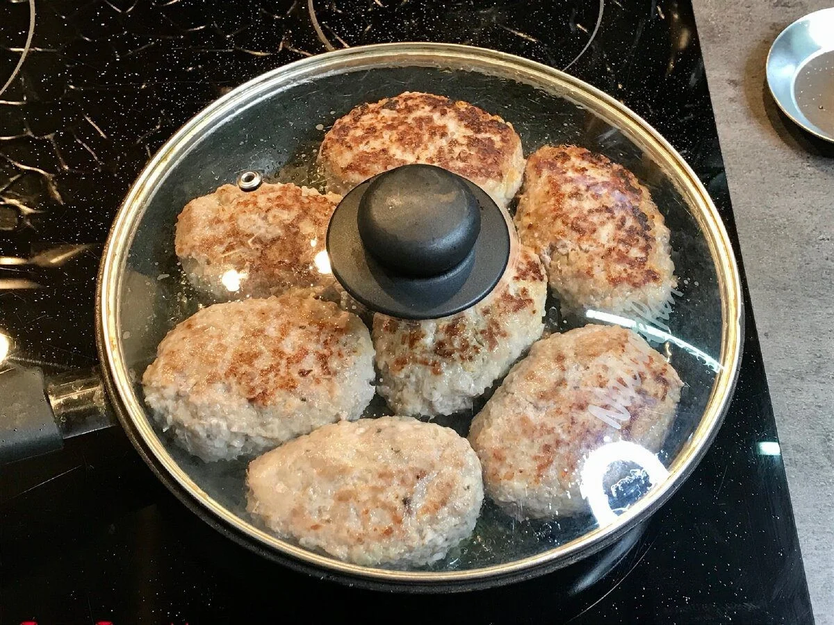 Tajemství perfektní krusty: Rozmrazené karbanátky se vám už nikdy neroztečou (stačí jeden krok navíc)