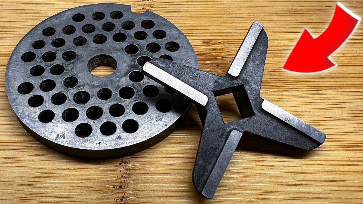 Ostřejší nože mlýnku na maso s jedním trikem: Zázrak s brusným papírem