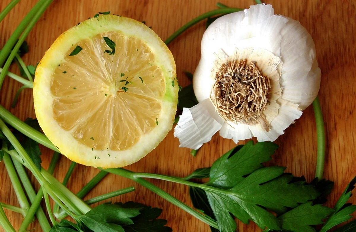 Muž zkusil hřebíček na blechy a neuvěřil: Jak jediná ingredience z kuchyně vyžene hmyz z koberců - image 1