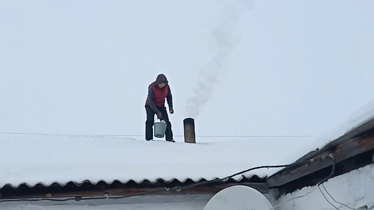 Jedna tableta do krbu – a komín je čistý: „Stará škola“ topenářů nelhala, že jde o účinný trik