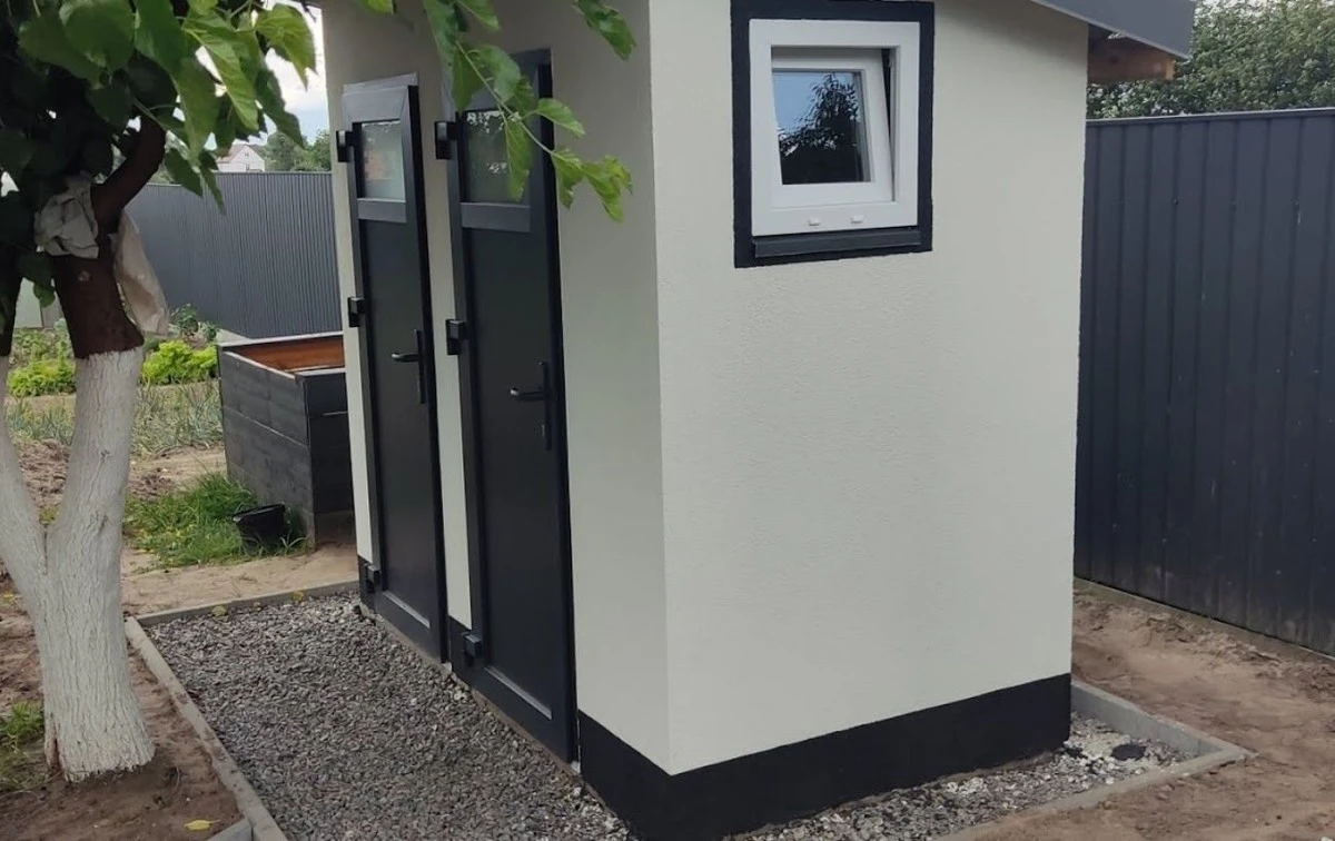 Jak vyčistit venkovní toaletu bez fekální cisterny a chemie