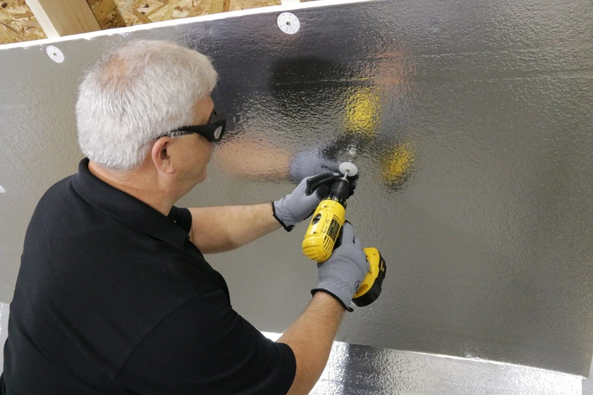 Proč si zkušené hospodyňky balí bublinkovou fólii kolem oken (a nejen tam) - image 2