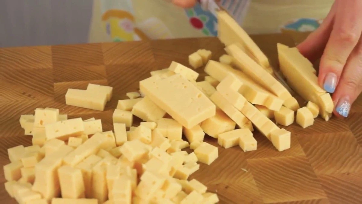 Čeští kuchaři odhalili tajemství perfektního krájení tortu a sýra: Horká voda je klíč!