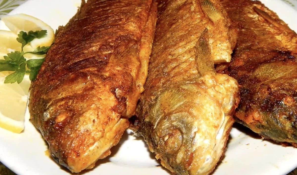 Proč zkušení kuchaři dělají na karasech tyto malé řezy?