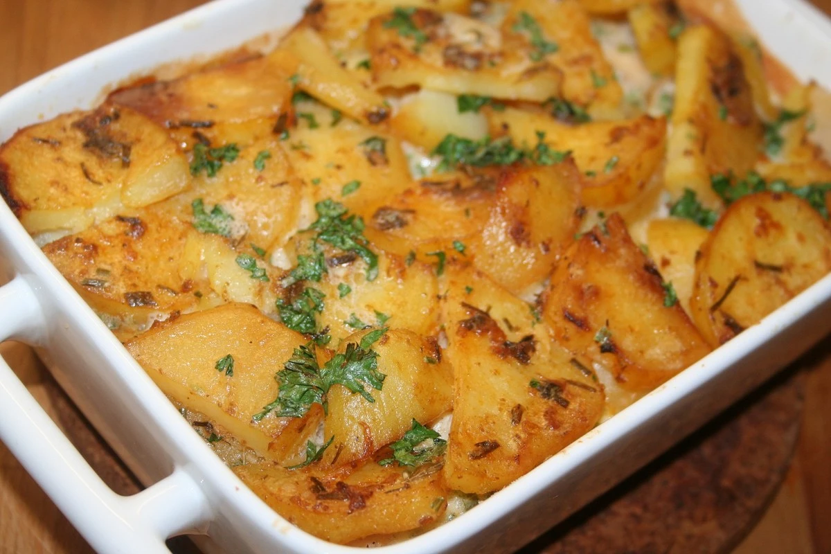 Proč se vaše bramborová zapékaná rozteká? Jedna drobnost před troubou ji zachrání - image 1