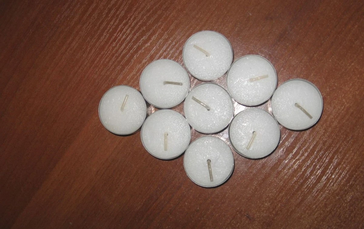 Zbírejte zbytky svíček v plechovce: Během 10 minut vytvoříte nezbytnost pro vaši chatu i krb